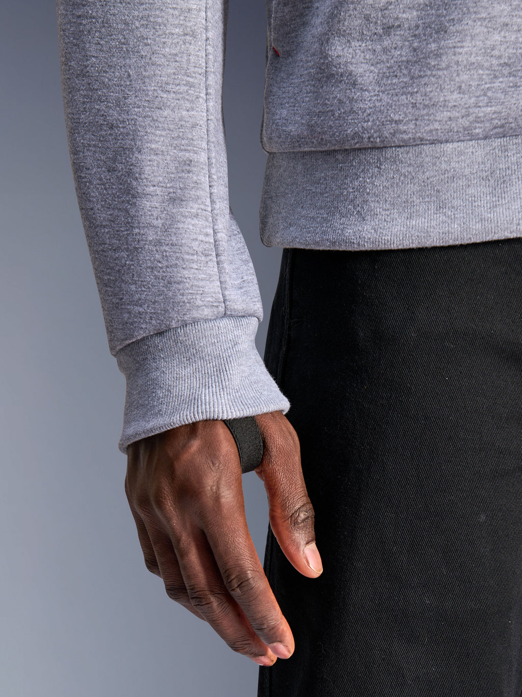 Alpinestars Chrome V2 Sport Hoodie, grigio melange, primo piano del polsino a coste con passante per il pollice nero integrato per una vestibilità sicura, materiale in pile tecnico, abbigliamento da moto urbano