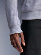 Alpinestars Chrome V2 Sport Hoodie, grigio melange, primo piano del polsino a coste con passante per il pollice nero integrato per una vestibilità sicura, materiale in pile tecnico, abbigliamento da moto urbano