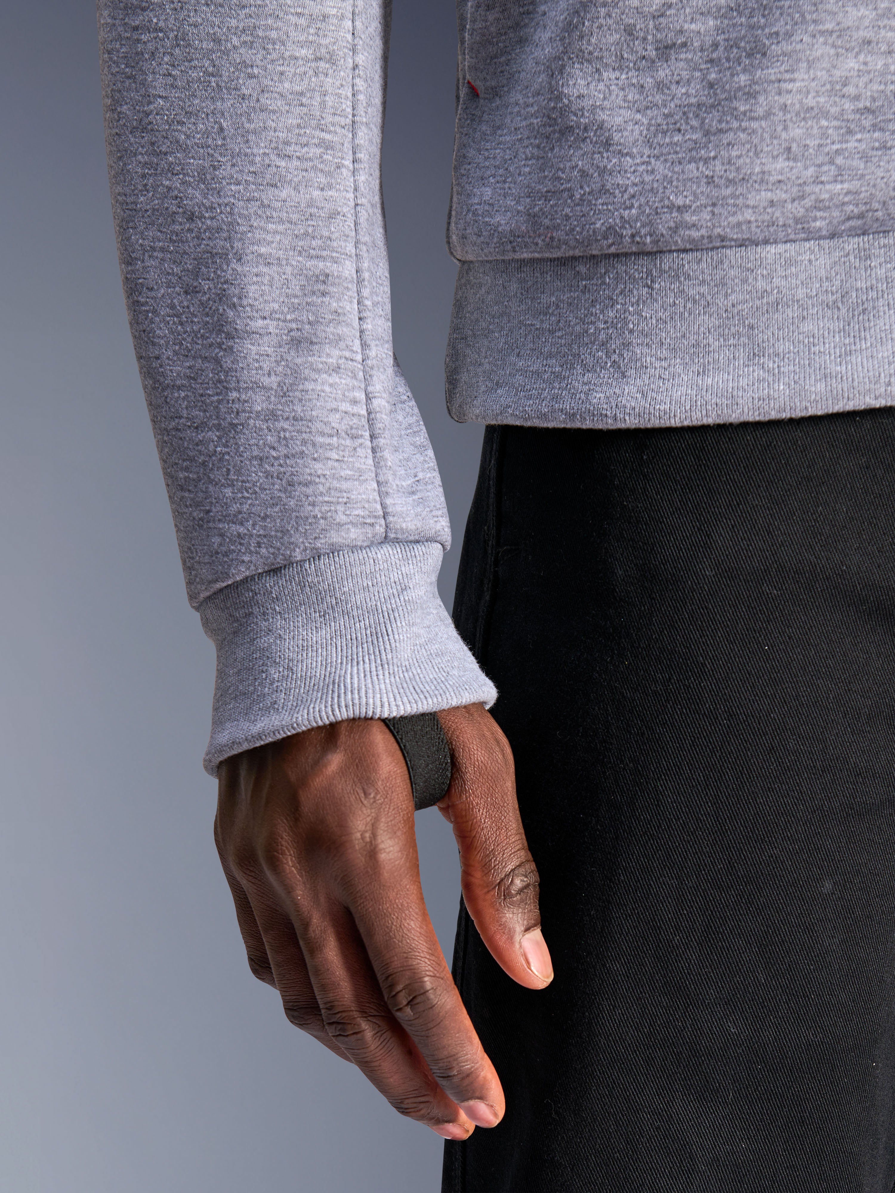 Alpinestars Chrome V2 Sport Hoodie, grigio melange, primo piano del polsino a coste con passante per il pollice nero integrato per una vestibilità sicura, materiale in pile tecnico, abbigliamento da moto urbano