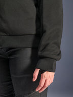 Alpinestars Stella Chrome V2 Sport Hoodie, nero, primo piano del polsino a coste con foro per il pollice e orlo in vita a coste, materiale in pile tecnico per la guida urbana in moto