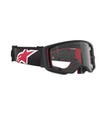 Alpinestars Supertech Corp Goggles, mascherina da motocross, nero, rosso e trasparente, vista laterale angolata con lente trasparente e montatura nera, imbottitura interna rossa, fascia nera con grande logo Alpinestars rosso e bianco, protezione oculare professionale per fuoristrada