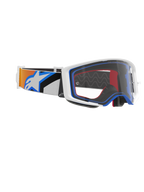 Alpinestars Supertech Corp Goggles, occhiali da motocross, blu, arancione e trasparente, vista laterale che mostra la lente trasparente, montatura bianca con dettagli blu e rossi, ampia fascia con grafiche arancioni e blu e grande logo Alpinestars bianco.