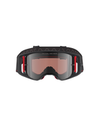 Maschera Alpinestars Supertech Corp Absolute Vision, maschera da motocross, montatura nera e rossa con lente Mirror Silver, caratterizzata dalla scritta 'ONE GOAL. ONE VISION.' sulla parte superiore e accenti laterali rossi, protezione oculare professionale per il motocross