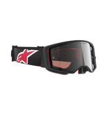Alpinestars Supertech Corp Goggles Absolute Vision, occhiali da motocross, nero e rosso con lente Mirror Silver, profilo angolato che mostra la fascia nera con grande logo a stella rosso e bianco, design della montatura aerodinamico per prestazioni off-road