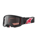 Alpinestars Supertech Corp Goggles Absolute Vision, occhiali da motocross, nero e rosso con lente argento a specchio, con scritte "ONE GOAL. ONE VISION.", cinturino nero con grande logo a stella rosso e bianco, design della montatura angolare con imbottitura in schiuma, protezione per gli occhi premium per fuoristrada