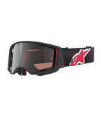 Alpinestars Supertech Corp Goggles Absolute Vision, occhiali da motocross, nero e rosso con lente argento a specchio, con scritte "ONE GOAL. ONE VISION.", cinturino nero con grande logo a stella rosso e bianco, design della montatura angolare con imbottitura in schiuma, protezione per gli occhi premium per fuoristrada