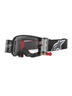 Alpinestars Supertech Corp Goggles Roll Off, maschere da motocross, montatura nera con lente trasparente, sistema Wide Vision Roll-Off con linguetta rossa, fascia nera con grande logo Alpinestars grigio e bianco, branding "One Goal. One Vision."