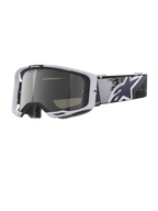Maschera Alpinestars Vision 8 Lahnd, maschera da motocross, Iron Camo Mirror Silver, montatura bianca con lente specchiata argento, fascia mimetica in scala di grigi con grande logo a stella bianco, occhiali ad alte prestazioni per gare fuoristrada