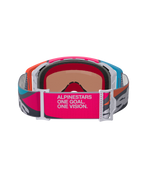 Maschere Alpinestars Supertech Stream, vista posteriore con ampio cinturino rosa e grigio e scritta 'ALPINESTARS ONE GOAL. ONE VISION.', montatura multicolore arancione e blu, schiuma facciale stampata in 3D, occhiali professionali da motocross e off-road