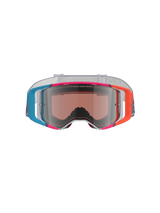 Alpinestars Supertech Stream Goggles, maschere da motocross, vivace montatura multicolore con accenti blu, arancione e rosa, lente Silver Mirror con scritta 'ONE GOAL. ONE VISION.', cinturino bianco con motivo, protezione per gli occhi ad alte prestazioni per corse fuoristrada