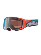 Maschere Alpinestars Supertech Stream, montatura grigia con vivaci dettagli rossi e blu, lente Multi Mirror Silver, spessa imbottitura in schiuma, fascia regolabile con logo "astars" bianco e motivi geometrici colorati, protezione professionale per motocross