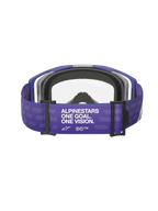 Alpinestars Vision 8 Corp Goggles, occhiali da motocross, viola trasparente, vista posteriore che mostra la fascia viola con il marchio 'ALPINESTARS ONE GOAL. ONE VISION.', lente trasparente e imbottitura in schiuma nera, equipaggiamento da gara fuoristrada