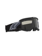Occhiali Alpinestars Vision Sand, maschere da motocross e off-road, nero e grigio con lente Dark Smoke, ampia fascia in tessuto con grande logo a stella grigio, montatura nero opaco con ventilazione RAM-AIR e schiuma facciale multistrato per la protezione nel deserto.