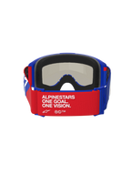 Maschera Alpinestars Vision Sand, blu, rosso e bianco, vista posteriore con cinturino rosso e testo bianco 'ALPINESTARS ONE GOAL. ONE VISION.', montatura blu con spessa imbottitura in spugna nera, lente dark smoke visibile dall'interno, maschera da motocross ad alte prestazioni