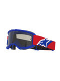 Maschera Alpinestars Vision Sand, occhiali da motocross, montatura blu con lente fumo scuro, fascia rossa con logo blu e bianco, protezione oculare per il fuoristrada con schiuma di ventilazione specifica per la guida nel deserto