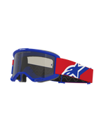 Maschera Alpinestars Vision Sand, occhiali da motocross, montatura blu con lente fumo scuro, fascia rossa con logo blu e bianco, protezione oculare per il fuoristrada con schiuma di ventilazione specifica per la guida nel deserto