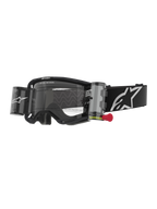 Alpinestars Vision 8 Corp Goggles Roll Off, occhiali da motocross, neri con lente trasparente, sistema roll-off integrato con linguetta rossa, cinturino nero con logo bianco, motivo a onde sulla lente con testo "ONE GOAL. ONE VISION.", protezione oculare ad alte prestazioni per gare off-road