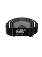 Maschera Alpinestars Vision 8 Corp, occhiali da motocross, vista posteriore della fascia regolabile nera con scritta bianca 'ALPINESTARS ONE GOAL. ONE VISION.', montatura nera e imbottitura in schiuma