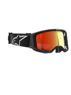 Alpinestars Vision 8 Corp Goggles, occhiali da motocross, neri con lente rossa a specchio, dotati di cinturino nero con logo Alpinestars bianco e scritta "ONE GOAL. ONE VISION." sulla lente, protezione oculare ad alte prestazioni per gare fuoristrada