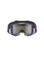 Maschere Alpinestars Vision 8 Corp, occhiali da motocross con montatura viola e lente a specchio argento grigio chiaro, costruzione leggera A-FLEX, ventilazione RAM-AIR, marchio "ONE GOAL. ONE VISION." sulla lente, cinturino viola, protezione professionale per gli occhi off-road