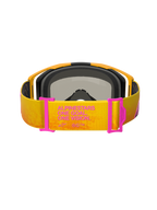 Occhiali Alpinestars Vision 8 Corp, occhiali da motocross, arancione e giallo con accenti rosa, vista posteriore che mostra il cinturino con la scritta 'ALPINESTARS ONE GOAL. ONE VISION.', regolatori del cinturino rosa, montatura arancione con imbottitura in schiuma nera