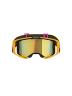 Occhiali Alpinestars Vision 8 Corp, occhiali da motocross, arancione, giallo, rosa e oro specchiato, vista frontale con lente oro specchiata e scritta 'ONE GOAL. ONE VISION.', montatura arancione brillante, fascia nera con clip rosa e motivi a linee ondulate.
