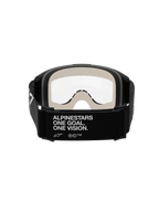 Alpinestars Vision 5 Corp Goggles, occhiali da motocross, nero e trasparente, vista posteriore che mostra la fascia nera con il marchio bianco 'ALPINESTARS ONE GOAL. ONE VISION.', schiuma facciale grigio chiaro e lente antiappannamento trasparente.