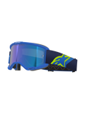 Maschera Alpinestars Vision 5 Corp, occhiali da motocross, montatura blu con lente blu a specchio, cinturino blu navy con grande logo A-star giallo neon, vista di profilo con montatura ventilata e spugna facciale grigia, branding "ONE GOAL. ONE VISION."