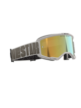 Alpinestars Vision 5 Hollow Goggles, maschera da motocross, montatura bianca con lente riflettente Wind Mirror Gold, fascia intrecciata grigia con tipografia Alpinestars in evidenza, scritta "One Goal. One Vision." sulla lente, occhiali professionali per corse off-road