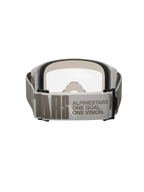 Maschera Alpinestars Vision 5 Hollow, maschera da motocross, Wind Clear, vista posteriore focalizzata sull'ampia fascia grigio chiaro con marchio Alpinestars e slogan 'One Goal One Vision', telaio bianco con lente trasparente e spessa schiuma facciale visibile