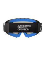 Occhiali Alpinestars Vision Youth Corp, Nero Argento Specchiato, occhiali da motocross, vista posteriore con fascia nera con scritta bianca "ALPINESTARS ONE GOAL. ONE VISION.", morbida spugna facciale blu brillante e montatura A-FLEX nera.