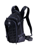 Alpinestars AT-15 Back Pack, zaino tecnico da moto, nero e grigio scuro, con robusto pannello frontale MOLLE, cinghie di compressione regolabili, spallacci imbottiti con chiusura magnetica sul petto e logo All Terra, progettato per la guida adventure off-road