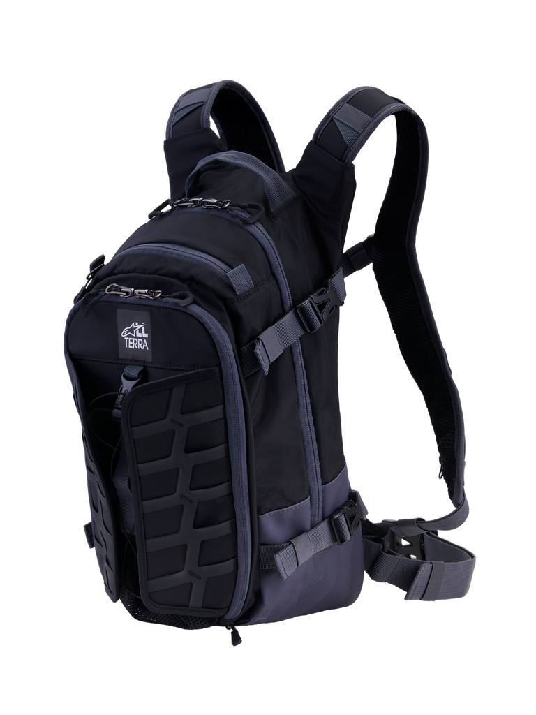 Alpinestars AT-15 Back Pack, zaino tecnico da moto, nero e grigio scuro, con robusto pannello frontale MOLLE, cinghie di compressione regolabili, spallacci imbottiti con chiusura magnetica sul petto e logo All Terra, progettato per la guida adventure off-road