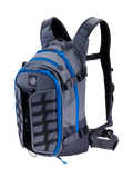 Zaino Alpinestars AT-15, zaino da moto Adventure, grigio scuro e grigio intenso con profili delle cerniere in blu acceso, vista di tre quarti anteriore che mostra il logo 'ALL TERRA', pannello frontale espandibile e sistema di cinghie tecnico ed ergonomico.