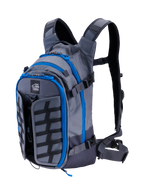 Zaino Alpinestars AT-15, zaino da moto Adventure, grigio scuro e grigio intenso con profili delle cerniere in blu acceso, vista di tre quarti anteriore che mostra il logo 'ALL TERRA', pannello frontale espandibile e sistema di cinghie tecnico ed ergonomico.