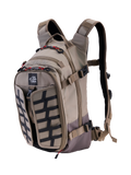 Zaino Alpinestars AT-15, Aluminum Walnut, zaino da moto adventure espandibile da 15L, vista frontale a 3/4 con logo All Terra, pannello a griglia nero, accenti delle cerniere rossi e spallacci ergonomici, design robusto per fuoristrada