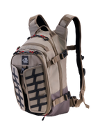 Zaino Alpinestars AT-15, Aluminum Walnut, zaino da moto adventure espandibile da 15L, vista frontale a 3/4 con logo All Terra, pannello a griglia nero, accenti delle cerniere rossi e spallacci ergonomici, design robusto per fuoristrada