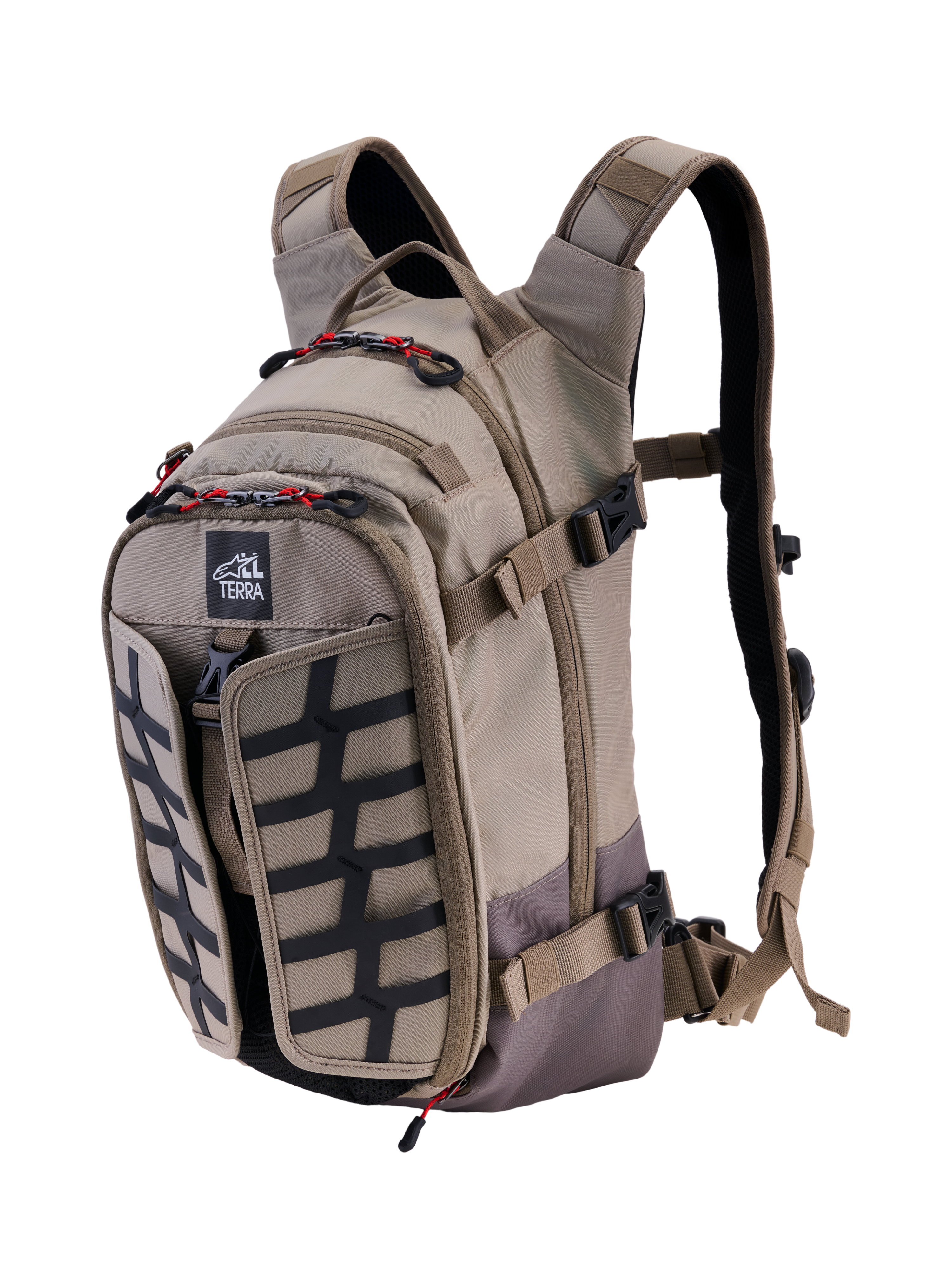 Zaino Alpinestars AT-15, Aluminum Walnut, zaino da moto adventure espandibile da 15L, vista frontale a 3/4 con logo All Terra, pannello a griglia nero, accenti delle cerniere rossi e spallacci ergonomici, design robusto per fuoristrada