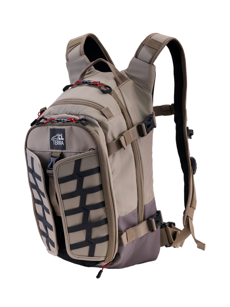 Zaino Alpinestars AT-15, Aluminum Walnut, zaino da moto adventure espandibile da 15L, vista frontale a 3/4 con logo All Terra, pannello a griglia nero, accenti delle cerniere rossi e spallacci ergonomici, design robusto per fuoristrada