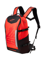 Alpinestars MM93 AMP3 Backpack, zaino tecnico da moto, rosso fluo e rosso acceso con dettagli neri, con marchio Marc Marquez 93 e loghi Alpinestars, spallacci regolabili, tasca laterale in rete e design in tessuto strutturato