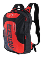 Zaino MM93 City Hunter V2, nero e rosso, zaino sportivo da moto con spallacci imbottiti ergonomici, scomparti multipli con tiretti delle cerniere rossi, pannello frontale rosso acceso con logo MM93 ed elementi grafici Marc Marquez, tessuto tecnico resistente, design aerodinamico e profilato