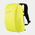 Zaino Alpinestars AMP3, copertura antipioggia giallo fluorescente, con logo Alpinestars argento, spallacci regolabili neri, accessorio protettivo impermeabile per attrezzatura da moto