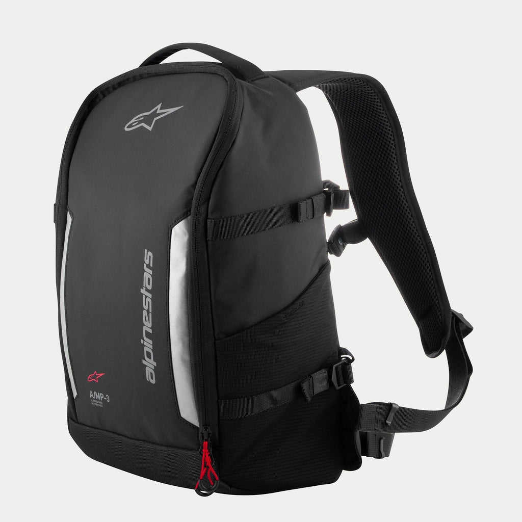 Zaino Alpinestars AMP3, zaino tecnico da moto nero con loghi bianchi, pannelli riflettenti argento, tiralampo rossi, cinghie di compressione laterali regolabili e spallacci imbottiti in mesh.