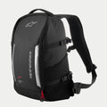 Zaino Alpinestars AMP3, zaino tecnico da moto nero con loghi bianchi, pannelli riflettenti argento, tiralampo rossi, cinghie di compressione laterali regolabili e spallacci imbottiti in mesh.