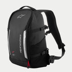 Zaino Alpinestars AMP3, zaino tecnico da moto nero con loghi bianchi, pannelli riflettenti argento, tiralampo rossi, cinghie di compressione laterali regolabili e spallacci imbottiti in mesh.