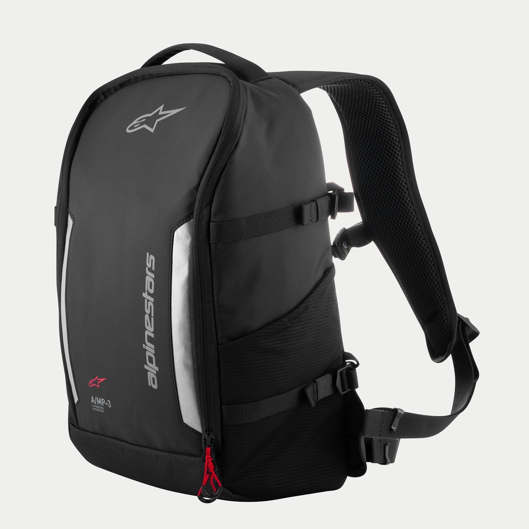 Zaino Alpinestars AMP3, zaino tecnico da moto nero con loghi bianchi, pannelli riflettenti argento, tiralampo rossi, cinghie di compressione laterali regolabili e spallacci imbottiti in mesh.