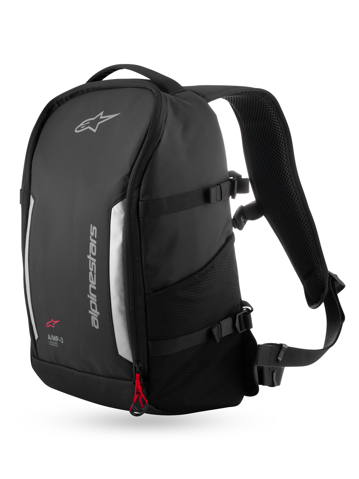 Alpinestars Zaino AMP3, zaino da moto da 17 L, nero, vista frontale a tre quarti con dettagli riflettenti argento, logo Alpinestars, cordino rosso, cinghie di compressione laterali e spallaccio imbottito in rete.