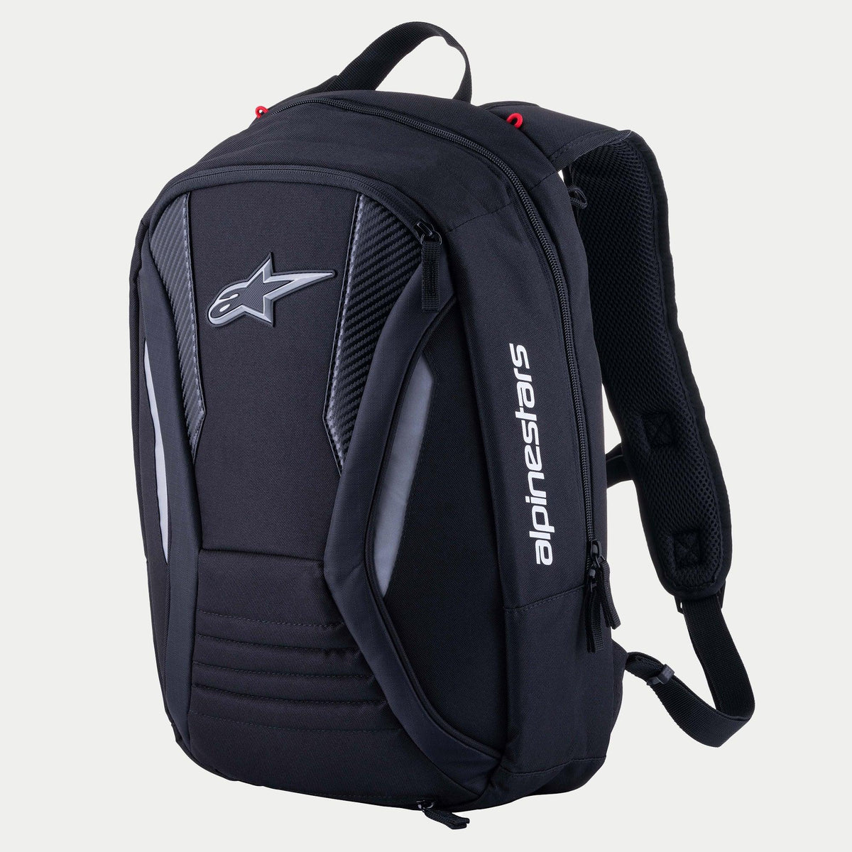 Zaino Alpinestars Charger Boost, zaino da moto, nero, guscio semirigido aerodinamico con logo Astar frontale e marchio verticale bianco, pannelli con trama in fibra di carbonio e dettagli riflettenti, design aerodinamico per la guida su strada