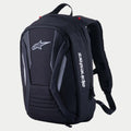 Zaino Alpinestars Charger Boost, zaino da moto, nero, guscio semirigido aerodinamico con logo Astar frontale e marchio verticale bianco, pannelli con trama in fibra di carbonio e dettagli riflettenti, design aerodinamico per la guida su strada