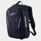 Zaino Alpinestars Charger Boost, zaino da moto, nero, guscio semirigido aerodinamico con logo Astar frontale e marchio verticale bianco, pannelli con trama in fibra di carbonio e dettagli riflettenti, design aerodinamico per la guida su strada